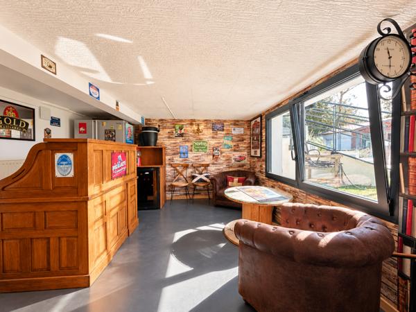 Maison
         7 pièces
        - 214 m² 999 000 € *