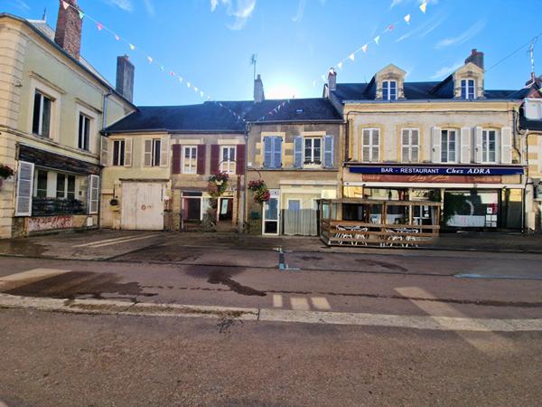 Maison Premery 90 m2, local commercial, investissement, premier achat, cour interieure