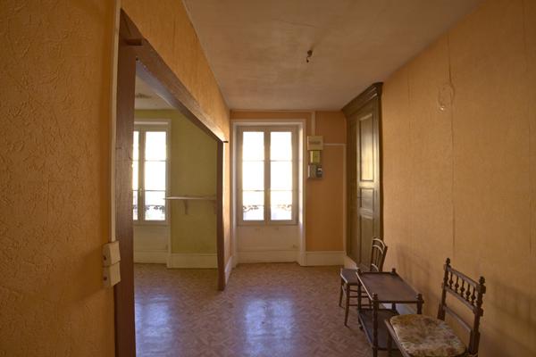 Maison Premery 90 m2, local commercial, investissement, premier achat, cour interieure
