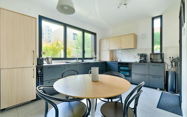 Maison à vendre    8 pièces • 267,74 m2 Vanves