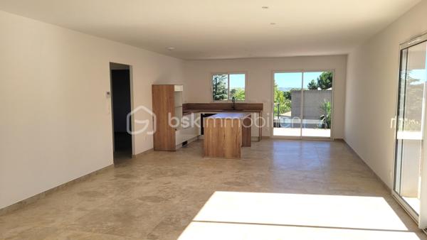 🏡 SALLES-D'AUDE - VILLA DE PLAIN PIED DE 110 M² - 3 FACES - TYPE 4 - PARCELLE 400 M²

✨ Située à Salles-d’Aude, découvrez cette superbe villa neuve de plain-pied d’environ 110 m², construite en 3 faces et livrée début 2026. Répondant aux exigences de la RT 2020, elle offre des prestations modernes pensées pour votre confort et votre quotidien.

Dès l’entrée, vous serez séduits par une belle pièce de vie baignée de lumière, sublimée par de grandes baies vitrées qui ouvrent généreusement l’espace vers l’extérieur. Elle se compose d’un agréable salon/séjour avec un espace cuisine moderne et fonctionnel, agrémenté de son îlot central, idéal pour partager de beaux moments en famille ou entre amis.

🌿 Côté nuit :
3 chambres
Une belle suite parentale avec dressing et salle d’eau
Une seconde salle de bains équipée d’une baignoire et d’une douche à l’italienne
WC indépendant
Buanderie

🌳 Côté extérieur :
Vous profiterez d’un terrain clos d’environ 400 m², facile à aménager selon vos envies, ainsi que de 2 places de stationnement privatives.

⚙️ Prestations et confort :
Construction neuve RT 2020
Villa de plain-pied
Climatisation gainable
Volets roulants électriques
Fenêtres double vitrage
Ballon thermodynamique
Vide sanitaire
Terrain clos
2 stationnements

💛 Une maison où tout a été pensé pour vous offrir confort, modernité et sérénité, sans travaux à prévoir.

Une seule chose à faire… poser ses valises ! 🗝️🏡

Contactez-moi pour découvrir cette jolie villa et organiser votre visite.