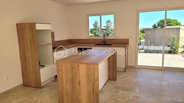 🏡 SALLES-D'AUDE - VILLA DE PLAIN PIED DE 110 M² - 3 FACES - TYPE 4 - PARCELLE 400 M²

✨ Située à Salles-d’Aude, découvrez cette superbe villa neuve de plain-pied d’environ 110 m², construite en 3 faces et livrée début 2026. Répondant aux exigences de la RT 2020, elle offre des prestations modernes pensées pour votre confort et votre quotidien.

Dès l’entrée, vous serez séduits par une belle pièce de vie baignée de lumière, sublimée par de grandes baies vitrées qui ouvrent généreusement l’espace vers l’extérieur. Elle se compose d’un agréable salon/séjour avec un espace cuisine moderne et fonctionnel, agrémenté de son îlot central, idéal pour partager de beaux moments en famille ou entre amis.

🌿 Côté nuit :
3 chambres
Une belle suite parentale avec dressing et salle d’eau
Une seconde salle de bains équipée d’une baignoire et d’une douche à l’italienne
WC indépendant
Buanderie

🌳 Côté extérieur :
Vous profiterez d’un terrain clos d’environ 400 m², facile à aménager selon vos envies, ainsi que de 2 places de stationnement privatives.

⚙️ Prestations et confort :
Construction neuve RT 2020
Villa de plain-pied
Climatisation gainable
Volets roulants électriques
Fenêtres double vitrage
Ballon thermodynamique
Vide sanitaire
Terrain clos
2 stationnements

💛 Une maison où tout a été pensé pour vous offrir confort, modernité et sérénité, sans travaux à prévoir.

Une seule chose à faire… poser ses valises ! 🗝️🏡

Contactez-moi pour découvrir cette jolie villa et organiser votre visite.