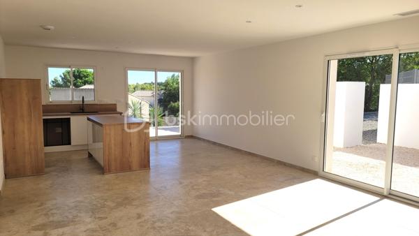 🏡 SALLES-D'AUDE - VILLA DE PLAIN PIED DE 110 M² - 3 FACES - TYPE 4 - PARCELLE 400 M²

✨ Située à Salles-d’Aude, découvrez cette superbe villa neuve de plain-pied d’environ 110 m², construite en 3 faces et livrée début 2026. Répondant aux exigences de la RT 2020, elle offre des prestations modernes pensées pour votre confort et votre quotidien.

Dès l’entrée, vous serez séduits par une belle pièce de vie baignée de lumière, sublimée par de grandes baies vitrées qui ouvrent généreusement l’espace vers l’extérieur. Elle se compose d’un agréable salon/séjour avec un espace cuisine moderne et fonctionnel, agrémenté de son îlot central, idéal pour partager de beaux moments en famille ou entre amis.

🌿 Côté nuit :
3 chambres
Une belle suite parentale avec dressing et salle d’eau
Une seconde salle de bains équipée d’une baignoire et d’une douche à l’italienne
WC indépendant
Buanderie

🌳 Côté extérieur :
Vous profiterez d’un terrain clos d’environ 400 m², facile à aménager selon vos envies, ainsi que de 2 places de stationnement privatives.

⚙️ Prestations et confort :
Construction neuve RT 2020
Villa de plain-pied
Climatisation gainable
Volets roulants électriques
Fenêtres double vitrage
Ballon thermodynamique
Vide sanitaire
Terrain clos
2 stationnements

💛 Une maison où tout a été pensé pour vous offrir confort, modernité et sérénité, sans travaux à prévoir.

Une seule chose à faire… poser ses valises ! 🗝️🏡

Contactez-moi pour découvrir cette jolie villa et organiser votre visite.