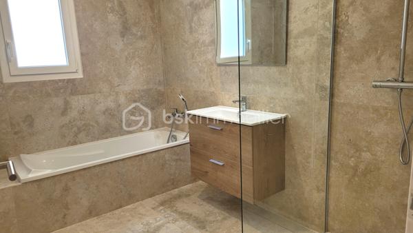 🏡 SALLES-D'AUDE - VILLA DE PLAIN PIED DE 110 M² - 3 FACES - TYPE 4 - PARCELLE 400 M²

✨ Située à Salles-d’Aude, découvrez cette superbe villa neuve de plain-pied d’environ 110 m², construite en 3 faces et livrée début 2026. Répondant aux exigences de la RT 2020, elle offre des prestations modernes pensées pour votre confort et votre quotidien.

Dès l’entrée, vous serez séduits par une belle pièce de vie baignée de lumière, sublimée par de grandes baies vitrées qui ouvrent généreusement l’espace vers l’extérieur. Elle se compose d’un agréable salon/séjour avec un espace cuisine moderne et fonctionnel, agrémenté de son îlot central, idéal pour partager de beaux moments en famille ou entre amis.

🌿 Côté nuit :
3 chambres
Une belle suite parentale avec dressing et salle d’eau
Une seconde salle de bains équipée d’une baignoire et d’une douche à l’italienne
WC indépendant
Buanderie

🌳 Côté extérieur :
Vous profiterez d’un terrain clos d’environ 400 m², facile à aménager selon vos envies, ainsi que de 2 places de stationnement privatives.

⚙️ Prestations et confort :
Construction neuve RT 2020
Villa de plain-pied
Climatisation gainable
Volets roulants électriques
Fenêtres double vitrage
Ballon thermodynamique
Vide sanitaire
Terrain clos
2 stationnements

💛 Une maison où tout a été pensé pour vous offrir confort, modernité et sérénité, sans travaux à prévoir.

Une seule chose à faire… poser ses valises ! 🗝️🏡

Contactez-moi pour découvrir cette jolie villa et organiser votre visite.