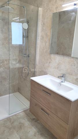 🏡 SALLES-D'AUDE - VILLA DE PLAIN PIED DE 110 M² - 3 FACES - TYPE 4 - PARCELLE 400 M²

✨ Située à Salles-d’Aude, découvrez cette superbe villa neuve de plain-pied d’environ 110 m², construite en 3 faces et livrée début 2026. Répondant aux exigences de la RT 2020, elle offre des prestations modernes pensées pour votre confort et votre quotidien.

Dès l’entrée, vous serez séduits par une belle pièce de vie baignée de lumière, sublimée par de grandes baies vitrées qui ouvrent généreusement l’espace vers l’extérieur. Elle se compose d’un agréable salon/séjour avec un espace cuisine moderne et fonctionnel, agrémenté de son îlot central, idéal pour partager de beaux moments en famille ou entre amis.

🌿 Côté nuit :
3 chambres
Une belle suite parentale avec dressing et salle d’eau
Une seconde salle de bains équipée d’une baignoire et d’une douche à l’italienne
WC indépendant
Buanderie

🌳 Côté extérieur :
Vous profiterez d’un terrain clos d’environ 400 m², facile à aménager selon vos envies, ainsi que de 2 places de stationnement privatives.

⚙️ Prestations et confort :
Construction neuve RT 2020
Villa de plain-pied
Climatisation gainable
Volets roulants électriques
Fenêtres double vitrage
Ballon thermodynamique
Vide sanitaire
Terrain clos
2 stationnements

💛 Une maison où tout a été pensé pour vous offrir confort, modernité et sérénité, sans travaux à prévoir.

Une seule chose à faire… poser ses valises ! 🗝️🏡

Contactez-moi pour découvrir cette jolie villa et organiser votre visite.