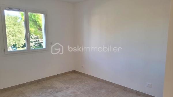 🏡 SALLES-D'AUDE - VILLA DE PLAIN PIED DE 110 M² - 3 FACES - TYPE 4 - PARCELLE 400 M²

✨ Située à Salles-d’Aude, découvrez cette superbe villa neuve de plain-pied d’environ 110 m², construite en 3 faces et livrée début 2026. Répondant aux exigences de la RT 2020, elle offre des prestations modernes pensées pour votre confort et votre quotidien.

Dès l’entrée, vous serez séduits par une belle pièce de vie baignée de lumière, sublimée par de grandes baies vitrées qui ouvrent généreusement l’espace vers l’extérieur. Elle se compose d’un agréable salon/séjour avec un espace cuisine moderne et fonctionnel, agrémenté de son îlot central, idéal pour partager de beaux moments en famille ou entre amis.

🌿 Côté nuit :
3 chambres
Une belle suite parentale avec dressing et salle d’eau
Une seconde salle de bains équipée d’une baignoire et d’une douche à l’italienne
WC indépendant
Buanderie

🌳 Côté extérieur :
Vous profiterez d’un terrain clos d’environ 400 m², facile à aménager selon vos envies, ainsi que de 2 places de stationnement privatives.

⚙️ Prestations et confort :
Construction neuve RT 2020
Villa de plain-pied
Climatisation gainable
Volets roulants électriques
Fenêtres double vitrage
Ballon thermodynamique
Vide sanitaire
Terrain clos
2 stationnements

💛 Une maison où tout a été pensé pour vous offrir confort, modernité et sérénité, sans travaux à prévoir.

Une seule chose à faire… poser ses valises ! 🗝️🏡

Contactez-moi pour découvrir cette jolie villa et organiser votre visite.