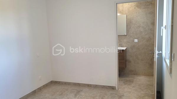 🏡 SALLES-D'AUDE - VILLA DE PLAIN PIED DE 110 M² - 3 FACES - TYPE 4 - PARCELLE 400 M²

✨ Située à Salles-d’Aude, découvrez cette superbe villa neuve de plain-pied d’environ 110 m², construite en 3 faces et livrée début 2026. Répondant aux exigences de la RT 2020, elle offre des prestations modernes pensées pour votre confort et votre quotidien.

Dès l’entrée, vous serez séduits par une belle pièce de vie baignée de lumière, sublimée par de grandes baies vitrées qui ouvrent généreusement l’espace vers l’extérieur. Elle se compose d’un agréable salon/séjour avec un espace cuisine moderne et fonctionnel, agrémenté de son îlot central, idéal pour partager de beaux moments en famille ou entre amis.

🌿 Côté nuit :
3 chambres
Une belle suite parentale avec dressing et salle d’eau
Une seconde salle de bains équipée d’une baignoire et d’une douche à l’italienne
WC indépendant
Buanderie

🌳 Côté extérieur :
Vous profiterez d’un terrain clos d’environ 400 m², facile à aménager selon vos envies, ainsi que de 2 places de stationnement privatives.

⚙️ Prestations et confort :
Construction neuve RT 2020
Villa de plain-pied
Climatisation gainable
Volets roulants électriques
Fenêtres double vitrage
Ballon thermodynamique
Vide sanitaire
Terrain clos
2 stationnements

💛 Une maison où tout a été pensé pour vous offrir confort, modernité et sérénité, sans travaux à prévoir.

Une seule chose à faire… poser ses valises ! 🗝️🏡

Contactez-moi pour découvrir cette jolie villa et organiser votre visite.