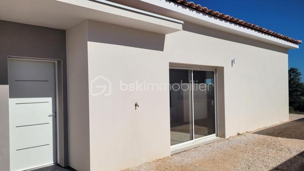 🏡 SALLES-D'AUDE - VILLA DE PLAIN PIED DE 110 M² - 3 FACES - TYPE 4 - PARCELLE 400 M²

✨ Située à Salles-d’Aude, découvrez cette superbe villa neuve de plain-pied d’environ 110 m², construite en 3 faces et livrée début 2026. Répondant aux exigences de la RT 2020, elle offre des prestations modernes pensées pour votre confort et votre quotidien.

Dès l’entrée, vous serez séduits par une belle pièce de vie baignée de lumière, sublimée par de grandes baies vitrées qui ouvrent généreusement l’espace vers l’extérieur. Elle se compose d’un agréable salon/séjour avec un espace cuisine moderne et fonctionnel, agrémenté de son îlot central, idéal pour partager de beaux moments en famille ou entre amis.

🌿 Côté nuit :
3 chambres
Une belle suite parentale avec dressing et salle d’eau
Une seconde salle de bains équipée d’une baignoire et d’une douche à l’italienne
WC indépendant
Buanderie

🌳 Côté extérieur :
Vous profiterez d’un terrain clos d’environ 400 m², facile à aménager selon vos envies, ainsi que de 2 places de stationnement privatives.

⚙️ Prestations et confort :
Construction neuve RT 2020
Villa de plain-pied
Climatisation gainable
Volets roulants électriques
Fenêtres double vitrage
Ballon thermodynamique
Vide sanitaire
Terrain clos
2 stationnements

💛 Une maison où tout a été pensé pour vous offrir confort, modernité et sérénité, sans travaux à prévoir.

Une seule chose à faire… poser ses valises ! 🗝️🏡

Contactez-moi pour découvrir cette jolie villa et organiser votre visite.