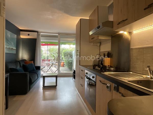 Dans la résidence West City, appréciée pour son calme, sa copropriété intimiste et son environnement verdoyant, découvrez ce charmant studio cabine d’environ 26 m², entièrement rénové, situé en rez-de-jardin.
Son exposition Ouest offre une belle luminosité et permet de profiter pleinement de l’extérieur en fin de journée.
L’appartement bénéficie d’un environnement particulièrement agréable, sans vis-à-vis, au calme, avec la pinède et les passerelles permettant de rejoindre facilement la plage du Couchant.
L’espace intérieur a été pensé pour être fonctionnel et confortable, avec une véritable cabine permettant d’optimiser les couchages.
Le bien est équipé d’une climatisation réversible, de volets roulants ainsi que d’un store banne pour profiter agréablement de l’extérieur.
Il est proposé meublé et dispose également d’une place de stationnement privative située devant l’appartement, un véritable atout sur le secteur.
Un bien idéal aussi bien pour une résidence secondaire, un pied-à-terre à La Grande-Motte ou un investissement locatif, dans l’un des secteurs les plus recherchés pour sa proximité avec la plage, les promenades et les espaces naturels.
Une projection d’aménagement et de décoration a également été réalisée dans différentes ambiances afin de révéler tout le potentiel du bien.
À chacun son style… la décoration a le pouvoir de transformer un lieu et de s’y projeter immédiatement.