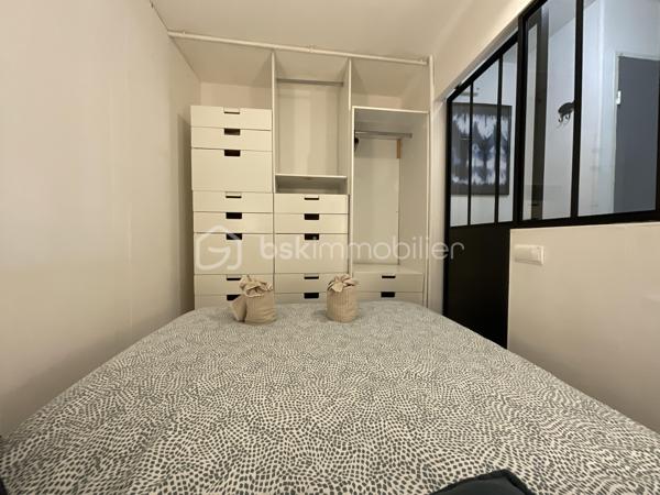 Dans la résidence West City, appréciée pour son calme, sa copropriété intimiste et son environnement verdoyant, découvrez ce charmant studio cabine d’environ 26 m², entièrement rénové, situé en rez-de-jardin.
Son exposition Ouest offre une belle luminosité et permet de profiter pleinement de l’extérieur en fin de journée.
L’appartement bénéficie d’un environnement particulièrement agréable, sans vis-à-vis, au calme, avec la pinède et les passerelles permettant de rejoindre facilement la plage du Couchant.
L’espace intérieur a été pensé pour être fonctionnel et confortable, avec une véritable cabine permettant d’optimiser les couchages.
Le bien est équipé d’une climatisation réversible, de volets roulants ainsi que d’un store banne pour profiter agréablement de l’extérieur.
Il est proposé meublé et dispose également d’une place de stationnement privative située devant l’appartement, un véritable atout sur le secteur.
Un bien idéal aussi bien pour une résidence secondaire, un pied-à-terre à La Grande-Motte ou un investissement locatif, dans l’un des secteurs les plus recherchés pour sa proximité avec la plage, les promenades et les espaces naturels.
Une projection d’aménagement et de décoration a également été réalisée dans différentes ambiances afin de révéler tout le potentiel du bien.
À chacun son style… la décoration a le pouvoir de transformer un lieu et de s’y projeter immédiatement.