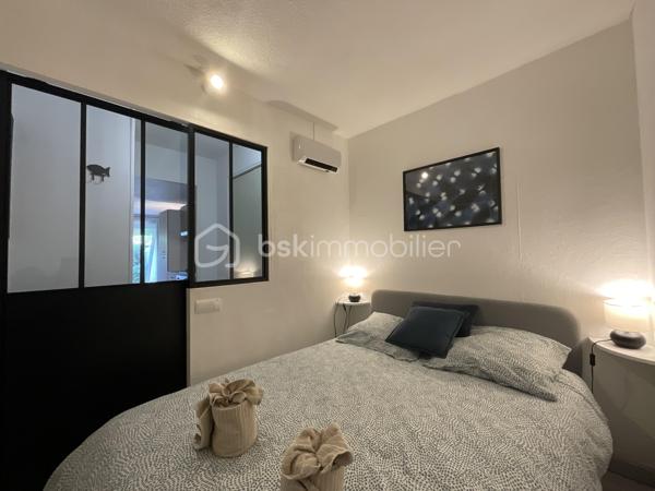 Dans la résidence West City, appréciée pour son calme, sa copropriété intimiste et son environnement verdoyant, découvrez ce charmant studio cabine d’environ 26 m², entièrement rénové, situé en rez-de-jardin.
Son exposition Ouest offre une belle luminosité et permet de profiter pleinement de l’extérieur en fin de journée.
L’appartement bénéficie d’un environnement particulièrement agréable, sans vis-à-vis, au calme, avec la pinède et les passerelles permettant de rejoindre facilement la plage du Couchant.
L’espace intérieur a été pensé pour être fonctionnel et confortable, avec une véritable cabine permettant d’optimiser les couchages.
Le bien est équipé d’une climatisation réversible, de volets roulants ainsi que d’un store banne pour profiter agréablement de l’extérieur.
Il est proposé meublé et dispose également d’une place de stationnement privative située devant l’appartement, un véritable atout sur le secteur.
Un bien idéal aussi bien pour une résidence secondaire, un pied-à-terre à La Grande-Motte ou un investissement locatif, dans l’un des secteurs les plus recherchés pour sa proximité avec la plage, les promenades et les espaces naturels.
Une projection d’aménagement et de décoration a également été réalisée dans différentes ambiances afin de révéler tout le potentiel du bien.
À chacun son style… la décoration a le pouvoir de transformer un lieu et de s’y projeter immédiatement.