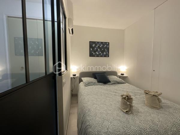 Dans la résidence West City, appréciée pour son calme, sa copropriété intimiste et son environnement verdoyant, découvrez ce charmant studio cabine d’environ 26 m², entièrement rénové, situé en rez-de-jardin.
Son exposition Ouest offre une belle luminosité et permet de profiter pleinement de l’extérieur en fin de journée.
L’appartement bénéficie d’un environnement particulièrement agréable, sans vis-à-vis, au calme, avec la pinède et les passerelles permettant de rejoindre facilement la plage du Couchant.
L’espace intérieur a été pensé pour être fonctionnel et confortable, avec une véritable cabine permettant d’optimiser les couchages.
Le bien est équipé d’une climatisation réversible, de volets roulants ainsi que d’un store banne pour profiter agréablement de l’extérieur.
Il est proposé meublé et dispose également d’une place de stationnement privative située devant l’appartement, un véritable atout sur le secteur.
Un bien idéal aussi bien pour une résidence secondaire, un pied-à-terre à La Grande-Motte ou un investissement locatif, dans l’un des secteurs les plus recherchés pour sa proximité avec la plage, les promenades et les espaces naturels.
Une projection d’aménagement et de décoration a également été réalisée dans différentes ambiances afin de révéler tout le potentiel du bien.
À chacun son style… la décoration a le pouvoir de transformer un lieu et de s’y projeter immédiatement.