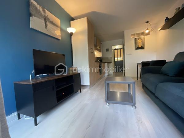 Dans la résidence West City, appréciée pour son calme, sa copropriété intimiste et son environnement verdoyant, découvrez ce charmant studio cabine d’environ 26 m², entièrement rénové, situé en rez-de-jardin.
Son exposition Ouest offre une belle luminosité et permet de profiter pleinement de l’extérieur en fin de journée.
L’appartement bénéficie d’un environnement particulièrement agréable, sans vis-à-vis, au calme, avec la pinède et les passerelles permettant de rejoindre facilement la plage du Couchant.
L’espace intérieur a été pensé pour être fonctionnel et confortable, avec une véritable cabine permettant d’optimiser les couchages.
Le bien est équipé d’une climatisation réversible, de volets roulants ainsi que d’un store banne pour profiter agréablement de l’extérieur.
Il est proposé meublé et dispose également d’une place de stationnement privative située devant l’appartement, un véritable atout sur le secteur.
Un bien idéal aussi bien pour une résidence secondaire, un pied-à-terre à La Grande-Motte ou un investissement locatif, dans l’un des secteurs les plus recherchés pour sa proximité avec la plage, les promenades et les espaces naturels.
Une projection d’aménagement et de décoration a également été réalisée dans différentes ambiances afin de révéler tout le potentiel du bien.
À chacun son style… la décoration a le pouvoir de transformer un lieu et de s’y projeter immédiatement.