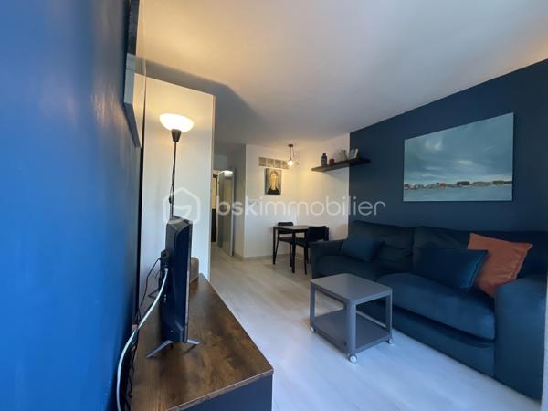 Dans la résidence West City, appréciée pour son calme, sa copropriété intimiste et son environnement verdoyant, découvrez ce charmant studio cabine d’environ 26 m², entièrement rénové, situé en rez-de-jardin.
Son exposition Ouest offre une belle luminosité et permet de profiter pleinement de l’extérieur en fin de journée.
L’appartement bénéficie d’un environnement particulièrement agréable, sans vis-à-vis, au calme, avec la pinède et les passerelles permettant de rejoindre facilement la plage du Couchant.
L’espace intérieur a été pensé pour être fonctionnel et confortable, avec une véritable cabine permettant d’optimiser les couchages.
Le bien est équipé d’une climatisation réversible, de volets roulants ainsi que d’un store banne pour profiter agréablement de l’extérieur.
Il est proposé meublé et dispose également d’une place de stationnement privative située devant l’appartement, un véritable atout sur le secteur.
Un bien idéal aussi bien pour une résidence secondaire, un pied-à-terre à La Grande-Motte ou un investissement locatif, dans l’un des secteurs les plus recherchés pour sa proximité avec la plage, les promenades et les espaces naturels.
Une projection d’aménagement et de décoration a également été réalisée dans différentes ambiances afin de révéler tout le potentiel du bien.
À chacun son style… la décoration a le pouvoir de transformer un lieu et de s’y projeter immédiatement.