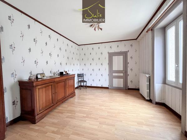 BRESSUIRE - Maison de ville avec garage sur 630m² de terrain. 3 ch