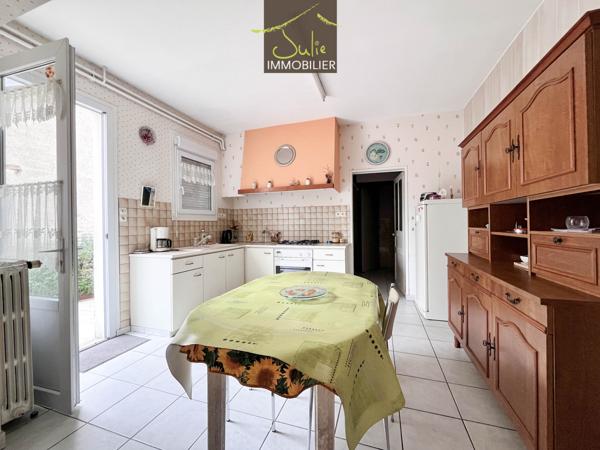 BRESSUIRE - Maison de ville avec garage sur 630m² de terrain. 3 ch