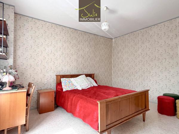 BRESSUIRE - Maison de ville avec garage sur 630m² de terrain. 3 ch