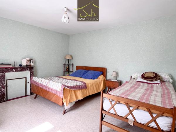 BRESSUIRE - Maison de ville avec garage sur 630m² de terrain. 3 ch
