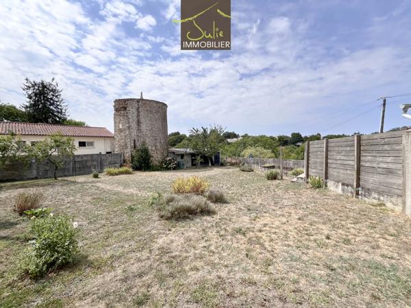 BRESSUIRE - Maison de ville avec garage sur 630m² de terrain. 3 ch