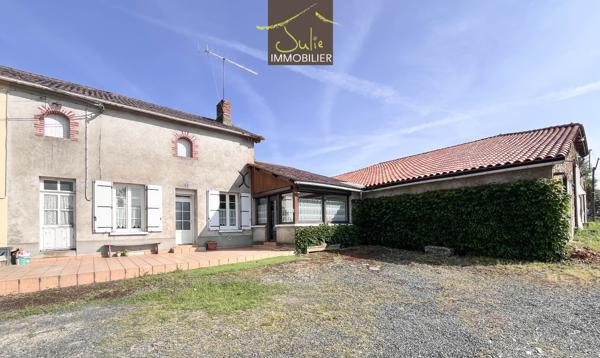 Maison de village avec grandes dépendances attenantes.