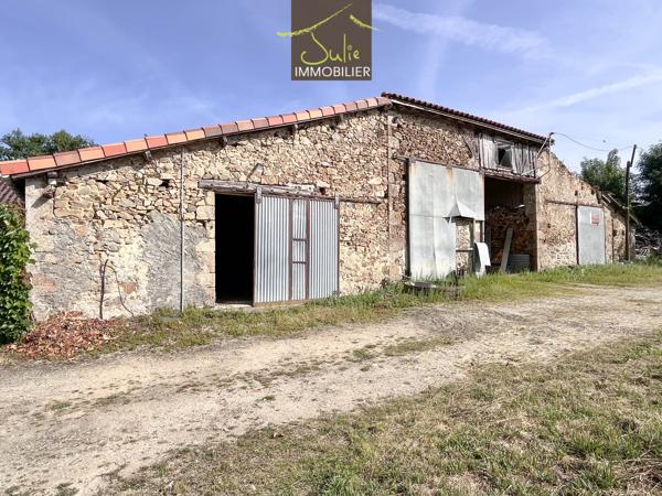 Maison de village avec grandes dépendances attenantes.