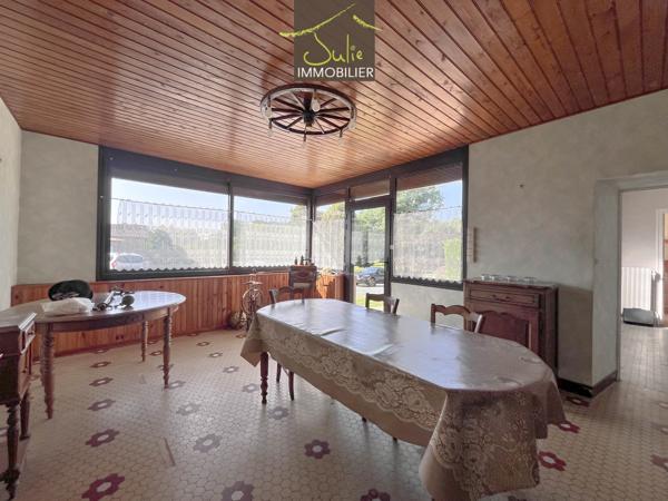 Maison de village avec grandes dépendances attenantes.