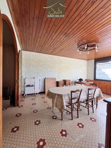 Maison de village avec grandes dépendances attenantes.