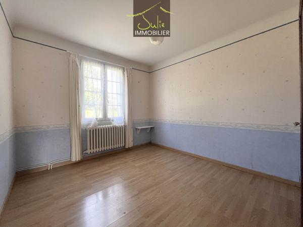 Maison de village avec grandes dépendances attenantes.