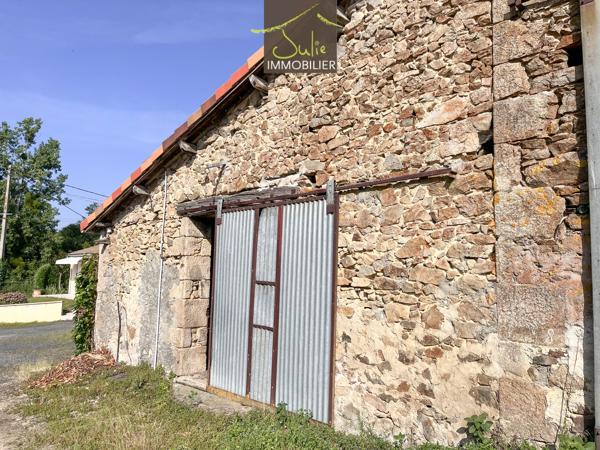 Maison de village avec grandes dépendances attenantes.