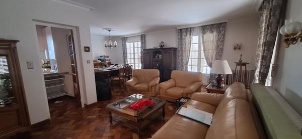 Vendre à Bourg-en-Bresse quartier Convert Maison d'une surface de 195m² , cuisine, 5 Chambres , piscine,  garages ,