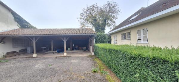 Vendre à Bourg-en-Bresse quartier Convert Maison d'une surface de 195m² , cuisine, 5 Chambres , piscine,  garages ,
