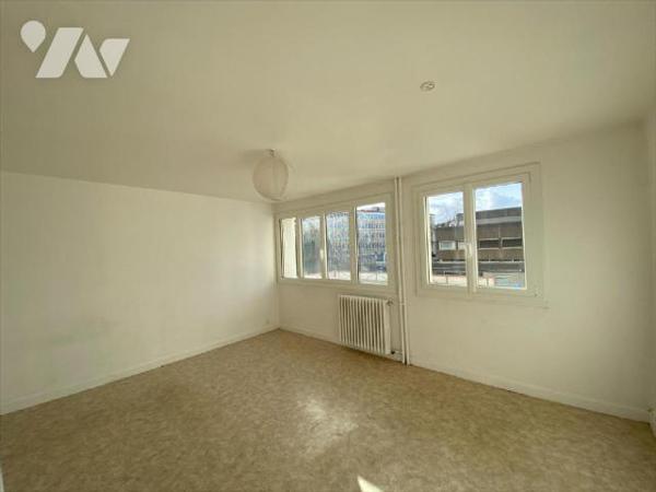 AURILLAC, à vendre, appartement T1 comprenant, entrée sur couloir, cuisine donnant sur loggia, ...