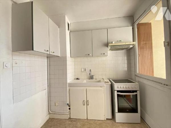 AURILLAC, à vendre, appartement T1 comprenant, entrée sur couloir, cuisine donnant sur loggia, ...