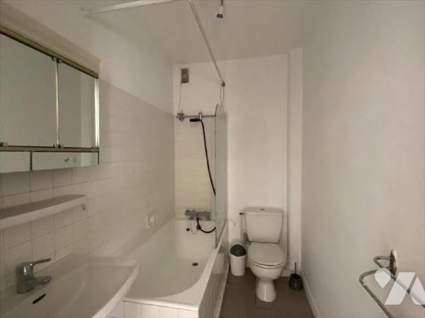 AURILLAC, à vendre, appartement T1 comprenant, entrée sur couloir, cuisine donnant sur loggia, ...