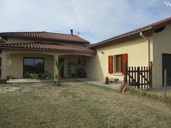 A 5mn de BOEN, située dans un endroit calme, villa des années 2007 de plain-pied sur 1330m² de ter.