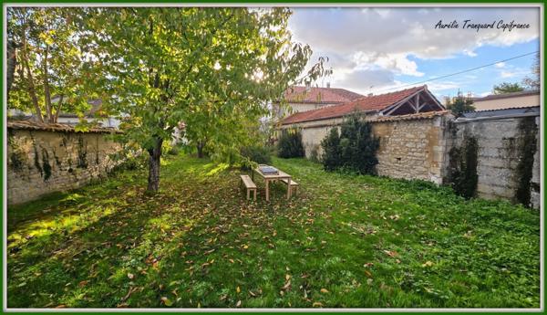 Maison à vendre 5 pièces SAINT JEAN D'ANGELY (17) 3 chambres 1 garage, proche centre ville, sur un terrain d'environ 400m²