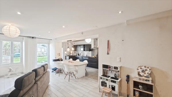 Maison à vendre 5 pièces SAINT JEAN D'ANGELY (17) 3 chambres 1 garage, proche centre ville, sur un terrain d'environ 400m²