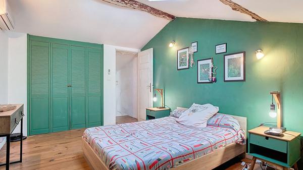 Maison de ville 109 m2, 4 pièces dont 2 chambres, avec jardin et terrasse, proche écoles et commerces à Nérac