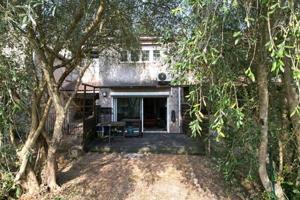 Maison de ville 109 m2, 4 pièces dont 2 chambres, avec jardin et terrasse, proche écoles et commerces à Nérac