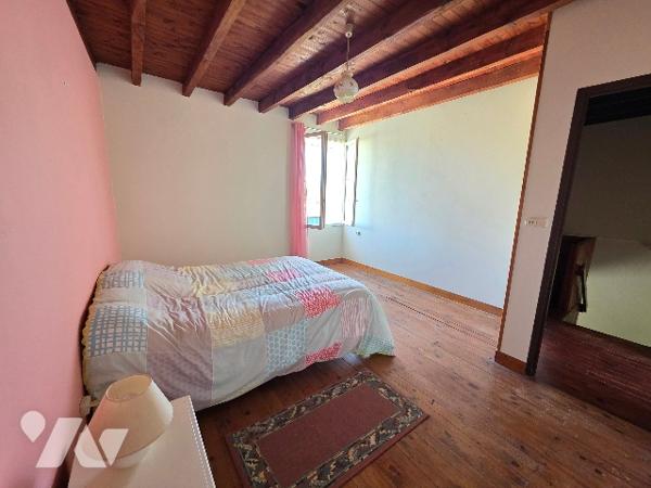 Maison de 108m² sur deux étages avec dépendance et jardin.