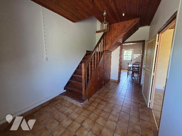 Maison de 108m² sur deux étages avec dépendance et jardin.