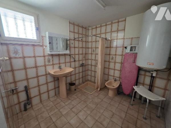 Maison de 108m² sur deux étages avec dépendance et jardin.