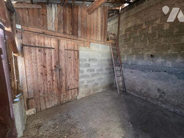 Maison de 108m² sur deux étages avec dépendance et jardin.