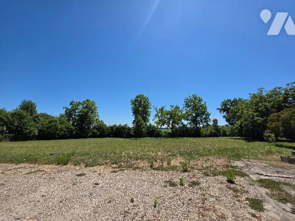 Maison de 108m² sur deux étages avec dépendance et jardin.