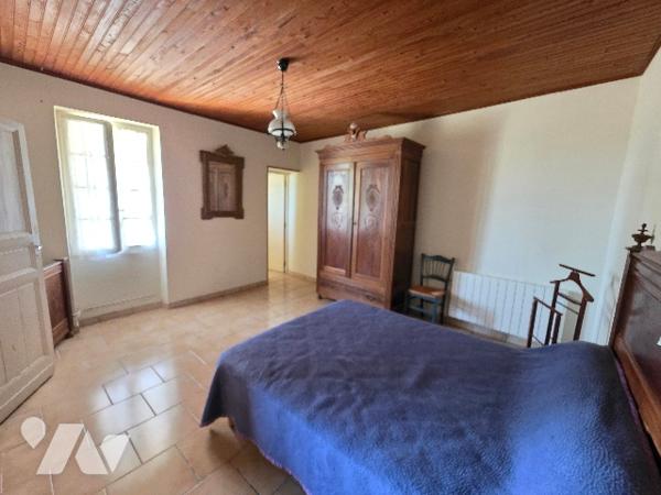 Maison de 108m² sur deux étages avec dépendance et jardin.