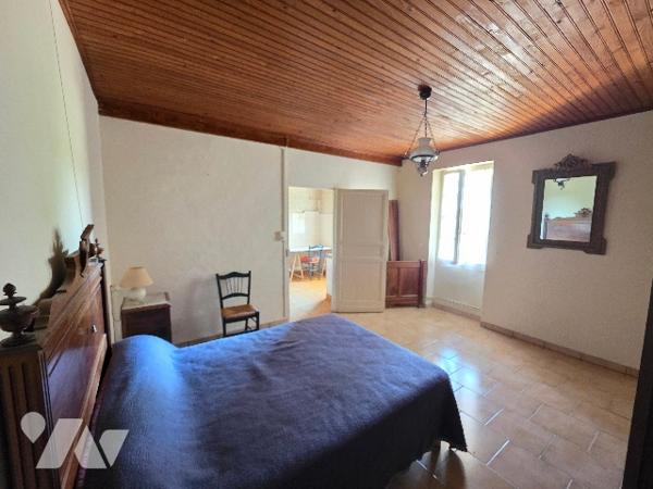 Maison de 108m² sur deux étages avec dépendance et jardin.