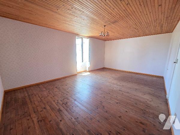 Maison de 108m² sur deux étages avec dépendance et jardin.