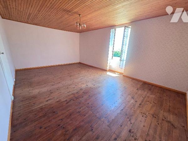 Maison de 108m² sur deux étages avec dépendance et jardin.