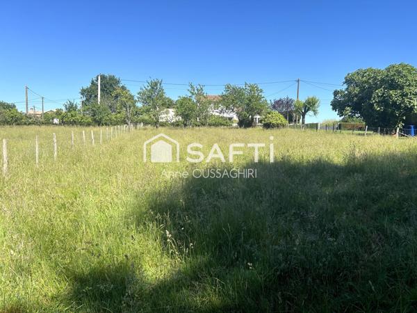 Terrain constructible de 1623m2, idéalement situé dans un environnement verdoyant et paisible et à proximité des commodités.