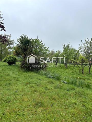 Terrain constructible de 1623m2, idéalement situé dans un environnement verdoyant et paisible et à proximité des commodités.